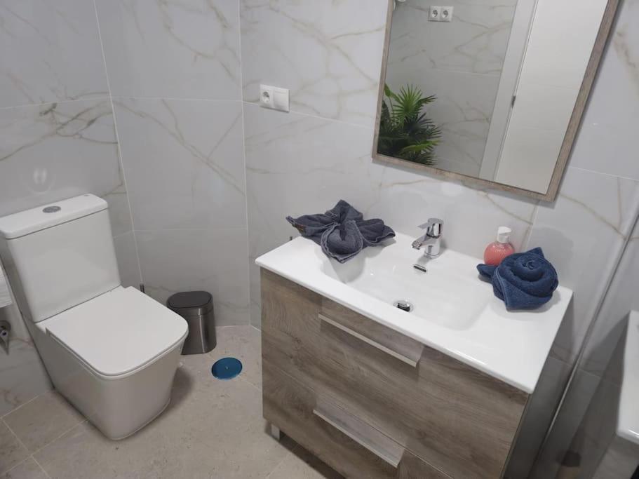 Tao City Center Apartment With Fee Wifi And Air Con By Namaste Elite Torremolinos Bagian luar foto